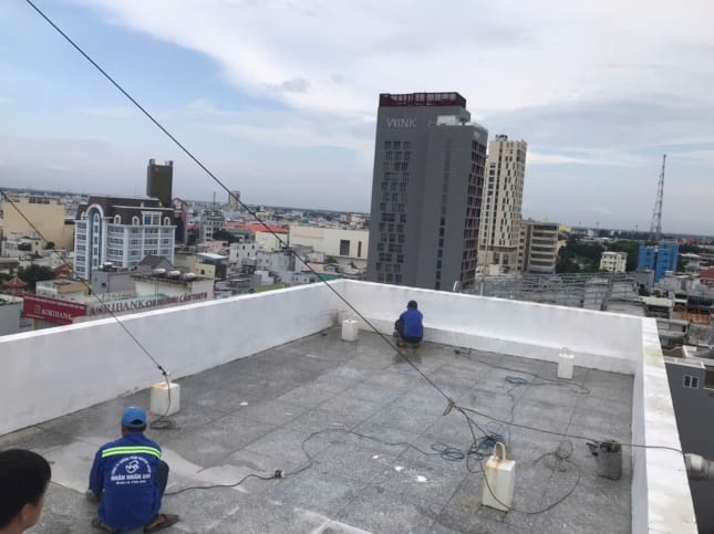 Thi-cong-chong-tham-mai-san-suanha24h.vn